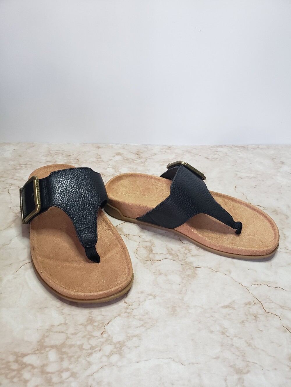 Vionic Black Leather Thong Sandals with Buckle Accent Size 5